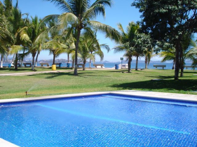 Casa 5 recámaras 14 pers con alberca y jardín frente al mar