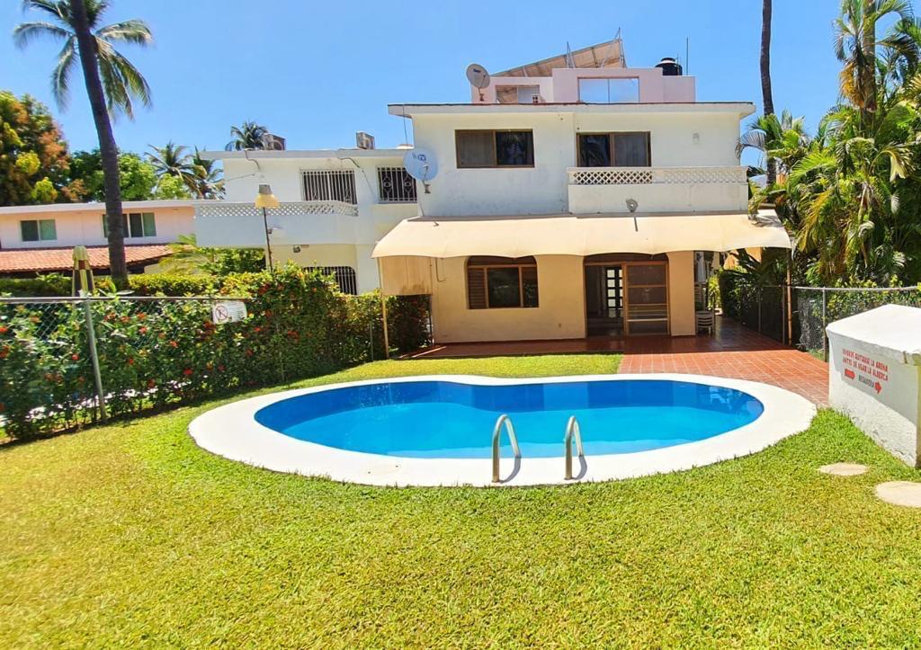 Casa en Club Santiago. Playa Miramar. Alberca.