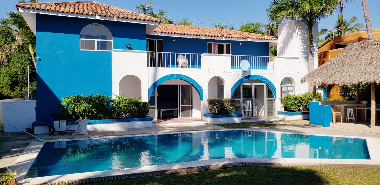 Casa frente a playa la Boquita Manzanillo para 15 personas